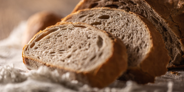 ライ麦と小麦の違いは何？パン生地に使うメリットや特徴